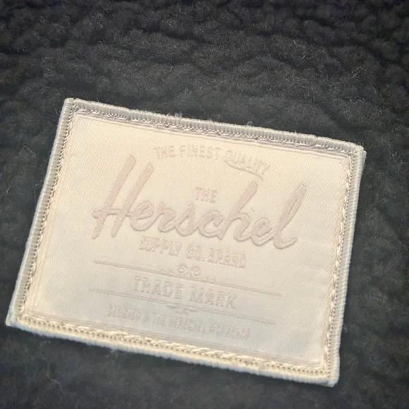 🆕 Pop-In @Nordstrom x Herschel Supply Co Sutton Messenger Bag 🖤🐻 NWT - Picture 6 of 7